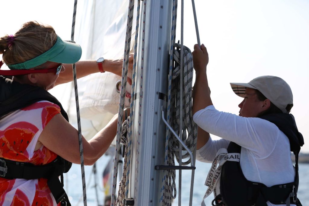 1_Frauen am Mast in action