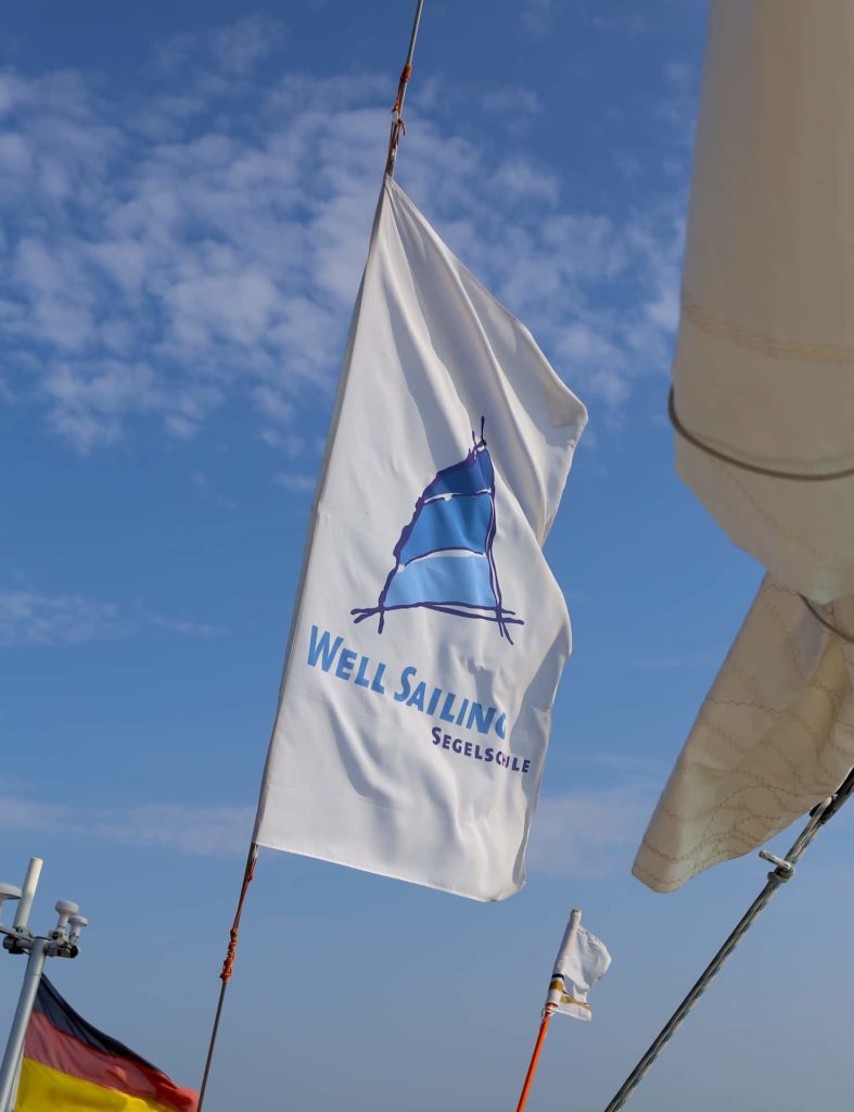 1_Well Sailing Flagge am Achterstag