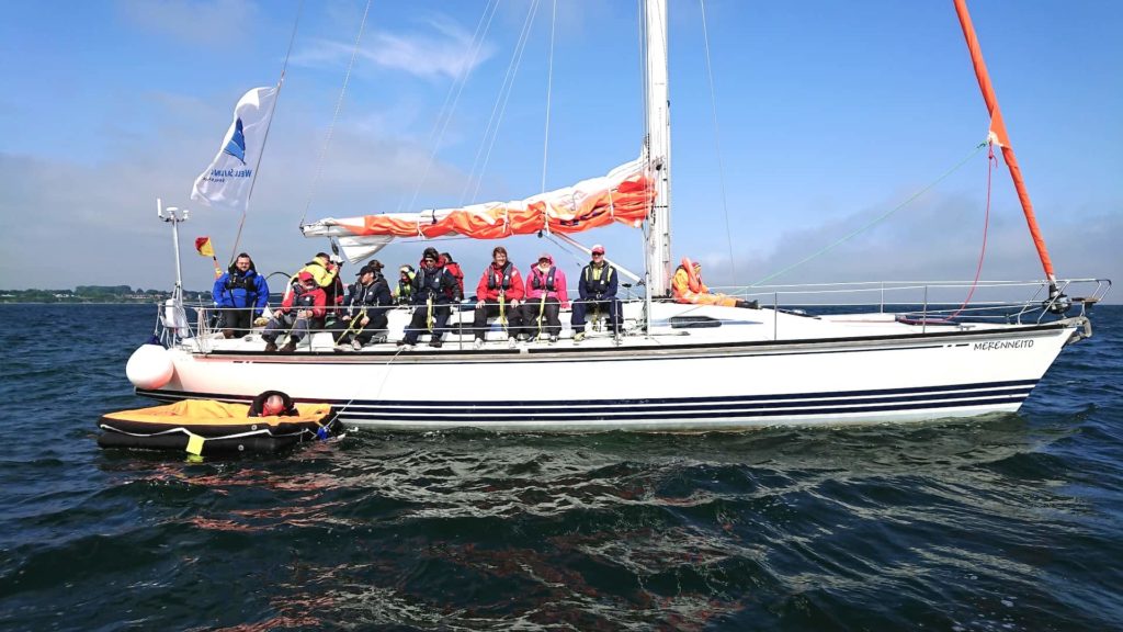 1_sicherheit_Rettungsinsel mit Mund aufblasen