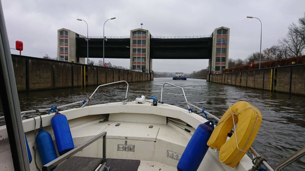 Motorboot in der Schleuse1